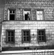 lata 50-te, Kraków, Polska
Kobieta myje okna
Fot. Irena Jarosińska, zbiory Ośrodka KARTA