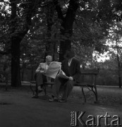 lata 50-te, Kraków, Polska
Mężczyźni czytają gazety na Plantach
Fot. Irena Jarosińska, zbiory Ośrodka KARTA