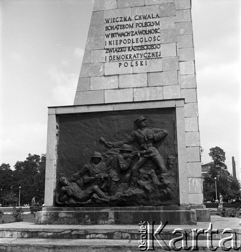 30.06.1954, Lublin, Polska
Pomnik Wdzięczności na Placu Litewskim, naprzeciwko Poczty Głównej. Na cokole widać płaskorzeźby przestawiające żołnierzy radzieckich i polskich podczas walki, nad nimi  napis: 