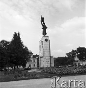 30.06.1954, Lublin, Polska
Pomnik Wdzięczności na Placu Litewskim, naprzeciwko Poczty Głównej. Na cokole widać posąg kroczącego żołnierza Armii Radzieckiej
Fot. Irena Jarosińska, zbiory Ośrodka KARTA
