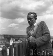 30.06.1954, Lublin, Polska
Inżynier ogląda odbudowę Zamku z wieży.
Fot. Irena Jarosińska, zbiory Ośrodka KARTA