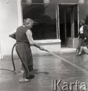 30.06.1954, Lublin, Polska
Kobieta czyści chodnik
Fot. Irena Jarosińska, zbiory Ośrodka KARTA