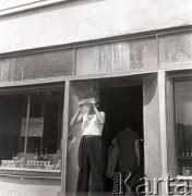 30.06.1954, Lublin, Polska
Mężczyzna obserwuje zaćmienie słońca przez okopcone szkło.
Fot. Irena Jarosińska, zbiory Ośrodka KARTA