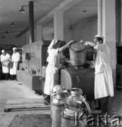lata 50-te, Lublin, Polska
Masłownia -  pracownicy myją bańki.
Fot. Irena Jarosińska, zbiory Ośrodka KARTA