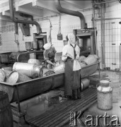 lata 50-te, Warszawa, Polska
Kobiety myją bańki po mleku.
Fot. Irena Jarosińska, zbiory Ośrodka KARTA