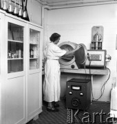 lata 50-te, Warszawa, Polska
Zlewnia mleka - laboratorium
Fot. Irena Jarosińska, zbiory Ośrodka KARTA
