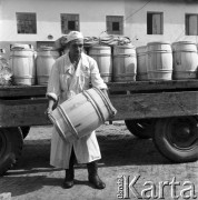 lata 50-te, Warszawa, Polska
Zlewnia mleka - załadunek mleka.
Fot. Irena Jarosińska, zbiory Ośrodka KARTA