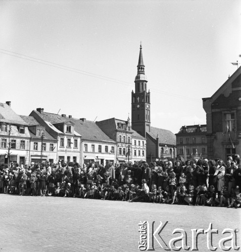 1.05.1954, Starogard Gdański, Polska
Mieszkańcy miasta obserwują przebieg pochodu pierwszomajowego
Fot. Irena Jarosińska, zbiory Ośrodka KARTA