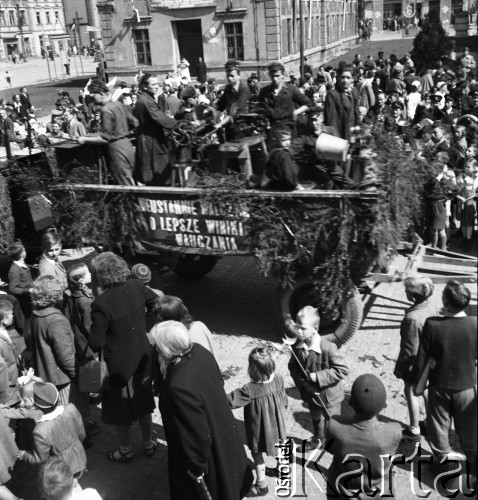 1.05.1954, Starogard Gdański, Polska
Pochód pierwszomajowy - uczniowie i nauczyciele na platformie ozdobionej transparentem: 