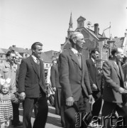 1.05.1954, Starogard Gdański, Polska
Uczestnicy pochodu pierwszomajowego.
Fot. Irena Jarosińska, zbiory Ośrodka KARTA