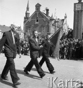 1.05.1954, Starogard Gdański, Polska
Pochód pierwszomajowy - poczet sztandarowy przechodzi przy trybunie honorowej
Fot. Irena Jarosińska, zbiory Ośrodka KARTA