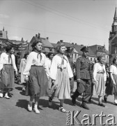 1.05.1954, Starogard Gdański, Polska
Uczestnicy pochodu pierwszomajowego.
Fot. Irena Jarosińska, zbiory Ośrodka KARTA