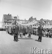 1.05.1954, Starogard Gdański, Polska
Uczestnicy pochodu pierwszomajowego z transparentem: 