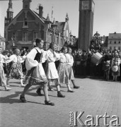 1.05.1954, Starogard Gdański, Polska
Pochód pierwszomajowy - dziewczęta w strojach ludowych
Fot. Irena Jarosińska, zbiory Ośrodka KARTA