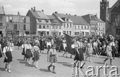 1.05.1954, Starogard Gdański, Polska
Pochód pierwszomajowy - dzieci przechodzą przy trybunie honorowej.
Fot. Irena Jarosińska, zbiory Ośrodka KARTA