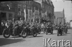 1.05.1954, Starogard Gdański, Polska
Pochód pierwszomajowy - motocykliści
Fot. Irena Jarosińska, zbiory Ośrodka KARTA