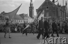1.05.1954, Starogard Gdański, Polska
Pochód pierwszomajowy - poczet sztandarowy
Fot. Irena Jarosińska, zbiory Ośrodka KARTA