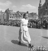 1.05.1954, Starogard Gdański, Polska
Pochód pierwszomajowy - dziewczynka w stroju ludowym
Fot. Irena Jarosińska, zbiory Ośrodka KARTA
