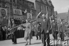 1.05.1954, Starogard Gdański, Polska
Pochód pierwszomajowy - poczty sztandarowe
Fot. Irena Jarosińska, zbiory Ośrodka KARTA