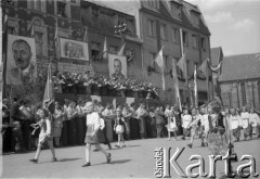 1.05.1954, Starogard Gdański, Polska
Pochód pierwszomajowy - dzieci w strojach ludowych
Fot. Irena Jarosińska, zbiory Ośrodka KARTA