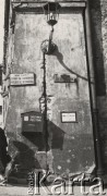 lata 50-te, Warszawa, Polska.
Latarnia na ścianie budynku przy ul. Bednarskiej. Poniżej tabliczka z napisem: 