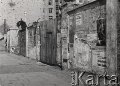 lata 50-te, Warszawa, Polska.
Kamienica Balińskich z 1936 na rogu Al. Solidarności i Jagiellońskiej, adres Al. Solidarności 53 (wcześniej ulica Zygmuntowska, od 1954 Karola Świerczewskiego). Na murze plakaty: 