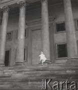 lata 50-te, Warszawa, Polska.
Dziewczynka w białej sukience wbiega po schodach do kościoła św. Aleksandra.
Fot. Irena Jarosińska, zbiory Ośrodka KARTA.