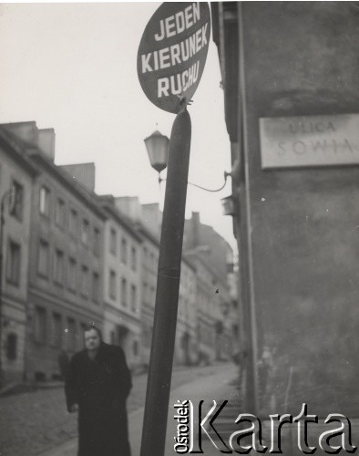 lata 50-te, Warszawa, Polska.
Róg ulic Sowiej i Bednarskiej. Na pierwszym planie znak drogowy 
