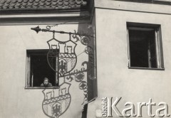lata 50-te, Warszawa, Polska.
Szyld wiszący na budynku Starego Miasta, obok z okna wygląda dziewczyna.
Fot. Irena Jarosińska, zbiory Ośrodka KARTA.