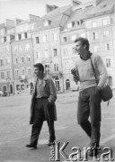1950-1969, Warszawa, Polska
Mężczyźni na Rynku Starego Miasta.
Fot. Irena Jarosińska, zbiory Ośrodka KARTA