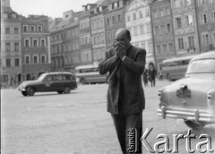 1950-1969, Warszawa, Polska
Mężczyzna na Rynku Starego Miasta.
Fot. Irena Jarosińska, zbiory Ośrodka KARTA