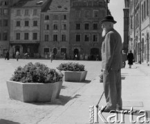 1950-1969, Warszawa, Polska
Mężczyzna na Rynku Starego Miasta.
Fot. Irena Jarosińska, zbiory Ośrodka KARTA