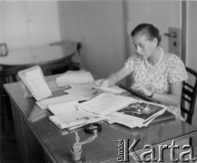 1950-1969, Warszawa, Polska
Kobieta w biurze.
Fot. Irena Jarosińska, zbiory Ośrodka KARTA