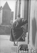 1950-1969, Warszawa, Polska
Stare Miasto - kobieta wchodzi do domu przy ul. Krzywe Koło 30, w tle widać Barbakan.
Fot. Irena Jarosińska, zbiory Ośrodka KARTA
