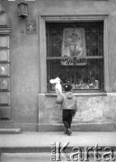 1950-1969, Warszawa, Polska
Stare Miasto - dziecko ogląda witrynę sklepu Syrenka przy ul. Piwnej 25.
Fot. Irena Jarosińska, zbiory Ośrodka KARTA