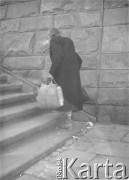 1950-1969, Warszawa, Polska
Kobieta na schodach przy Trasie W-Z.
Fot. Irena Jarosińska, zbiory Ośrodka KARTA