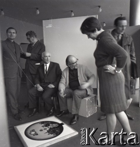 Lata 60., Bielsko-Biała, Polska.
Wystawa w galerii.
Fot. Irena Jarosińska, zbiory Ośrodka KARTA