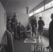 Lata 60., Bielsko-Biała, Polska.
Wystawa w galerii.
Fot. Irena Jarosińska, zbiory Ośrodka KARTA