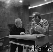 1968, Szczecin, Polska.
Renard Czajkowski (L), dyrygent oraz Kazimierz Wiłkomirski, wiolonczelista i dyrygent. 
Fot. Irena Jarosińska, zbiory Ośrodka KARTA