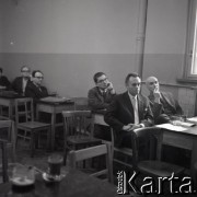 03.09.1964, Wrocław, Polska.
Zakład Niskich Temperatur Instytutu Fizyki PAN, n/z m.in. prof. Roman Stanisław Ingarden (2P), prof. Jan Rzewuski (1P).
Fot. Irena Jarosińska, zbiory Ośrodka KARTA