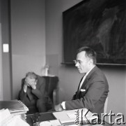 03.09.1964, Wrocław, Polska.
Zakład Niskich Temperatur Instytutu Fizyki PAN, n/z z prawej prof. Roman Stanisław Ingarden.
Fot. Irena Jarosińska, zbiory Ośrodka KARTA