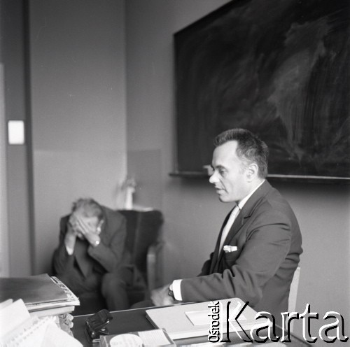 03.09.1964, Wrocław, Polska.
Zakład Niskich Temperatur Instytutu Fizyki PAN, n/z z prawej prof. Roman Stanisław Ingarden.
Fot. Irena Jarosińska, zbiory Ośrodka KARTA