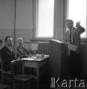 03.09.1964, Wrocław, Polska.
Zakład Niskich Temperatur Instytutu Fizyki PAN, n/z od lewej: prof. Jan Rzewuski, prof. Roman Stanisław Ingarden, dr Walerian Ziętek.
Fot. Irena Jarosińska, zbiory Ośrodka KARTA