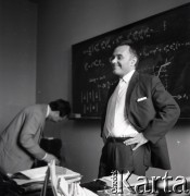 03.09.1964, Wrocław, Polska.
Zakład Niskich Temperatur Instytutu Fizyki PAN, n/z dr Walerian Ziętek (L) i prof. Roman Stanisław Ingarden.
Fot. Irena Jarosińska, zbiory Ośrodka KARTA
