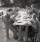 1962, Iglice, Polska.
Zakład Poprawczy dla chłopców, podopieczni podczas prac przy sianokosach, n/z przerwa obiadowa.
Fot. Irena Jarosińska, zbiory Ośrodka KARTA