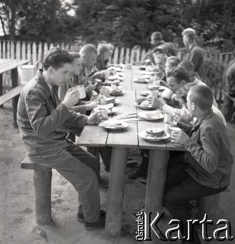 1962, Iglice, Polska.
Zakład Poprawczy dla chłopców, podopieczni podczas prac przy sianokosach, n/z przerwa obiadowa.
Fot. Irena Jarosińska, zbiory Ośrodka KARTA