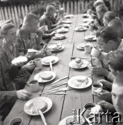 1962, Iglice, Polska.
Zakład Poprawczy dla chłopców, podopieczni podczas prac przy sianokosach, n/z przerwa obiadowa.
Fot. Irena Jarosińska, zbiory Ośrodka KARTA