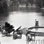 1973, Warszawa, Polska.
Koncert na 12 fortepianów marki 
