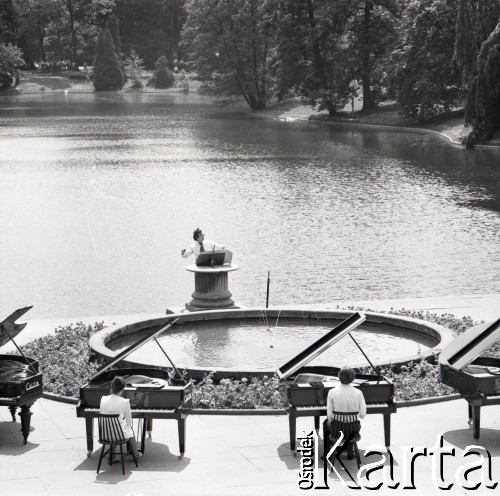 1973, Warszawa, Polska.
Koncert na 12 fortepianów marki 
