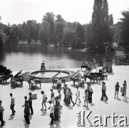 1973, Warszawa, Polska.
Koncert na 12 fortepianów marki 